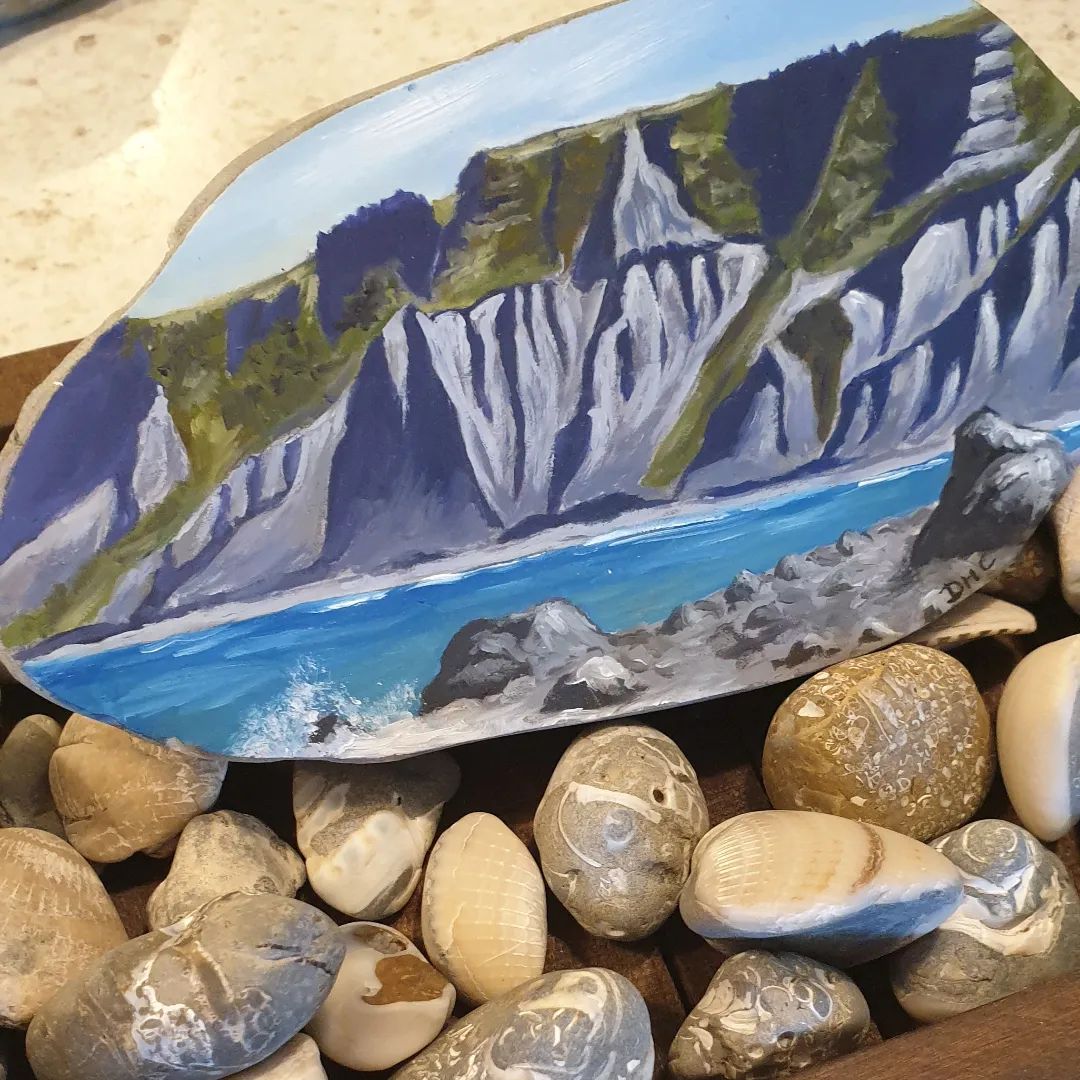 I am blown away by this package I got from a viewer, a 3D printed crab, polished shell, painted scene and a variety of other fossil shells in a handmade wooden tray!!! Thanks so much Stuart, Di, and Caroline. You went to such a huge amount of effort to put this together, I've been smiling all day!! 

I've always wanted to be able to share my fossils with everyone and seeing how realistic this fossil crab replica is, it's totally possible!!!

The painted scene is on the back of a conglomerate of fossil shells as well!!

       