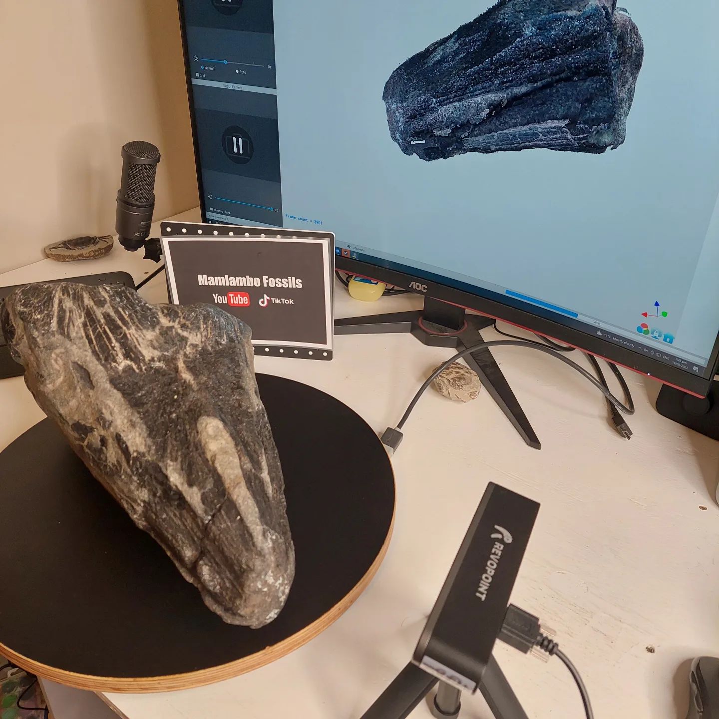 I'm doing a 3d scan of that 48 million year old fossil marlin skull tonight with my  POP2. A friend from up north, Stuart, sent me this mega carousel which is great for a 15kg skull 😃      