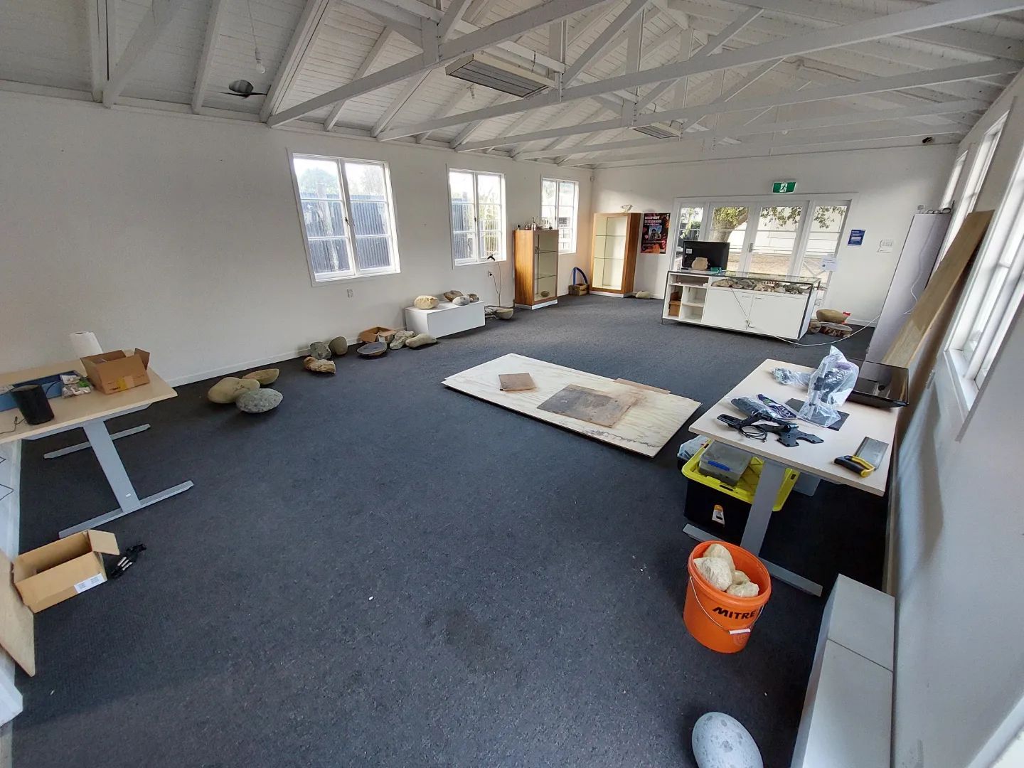 I've started setting up my fossil workshop and display area! It's a beautiful old school building at The Old School collective in Waikuku.

 
